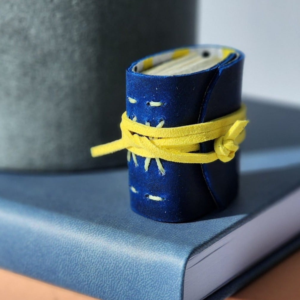 Blue Daisy : Tiny Leather Journal - Thehealinghandbook