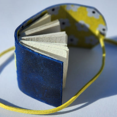 Blue Daisy : Tiny Leather Journal - Thehealinghandbook